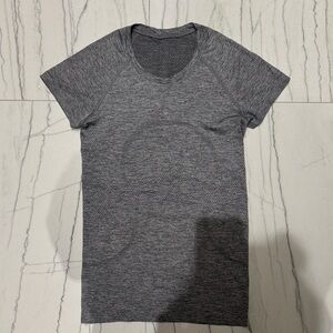 Lululemon- swiftly tech 2.0 short sleeve shirt (US 4) (Brand New) (Slate Grey)